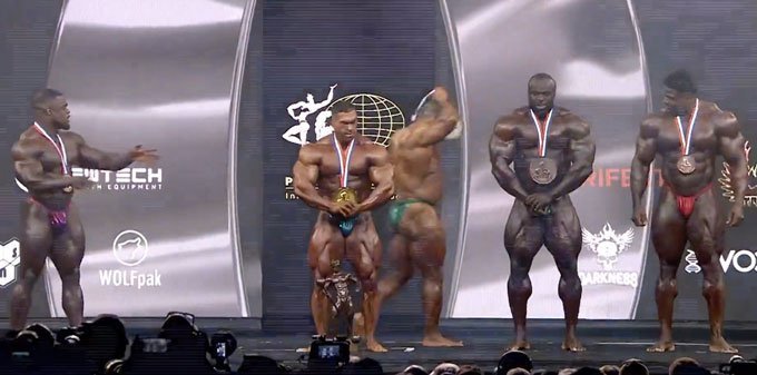 hadi-choopan-leaving-olympia-stage Choopan storms off stage
